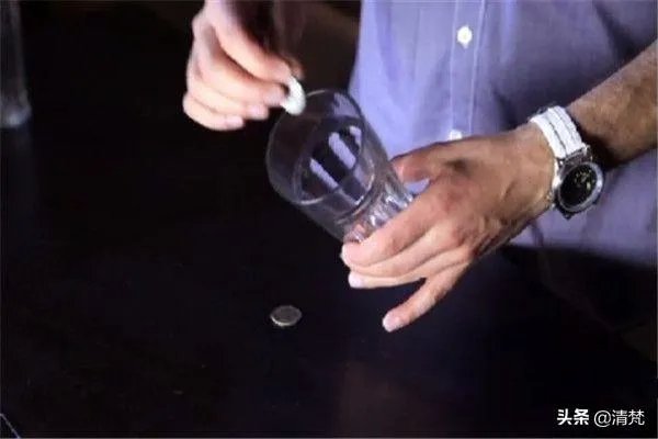 魔术教学超简单的硬币穿玻璃杯?