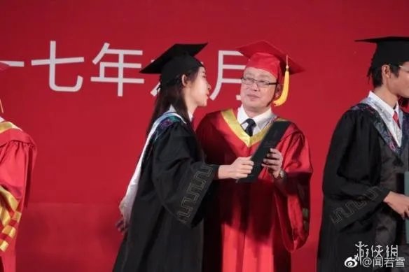 女大学生毕业典礼亲校长 网友:校长惊到穗都飞起!