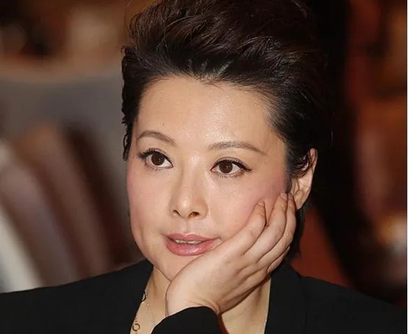 袁立领证了?她的第三任老公是何方神圣?