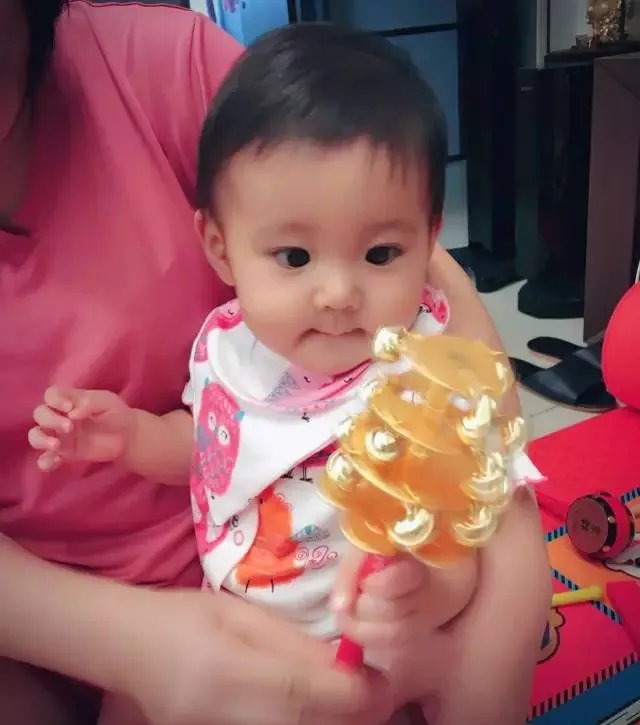 贾静雯女儿1岁玩直播,自带美瞳、长睫毛的她现在比妈妈还漂亮!