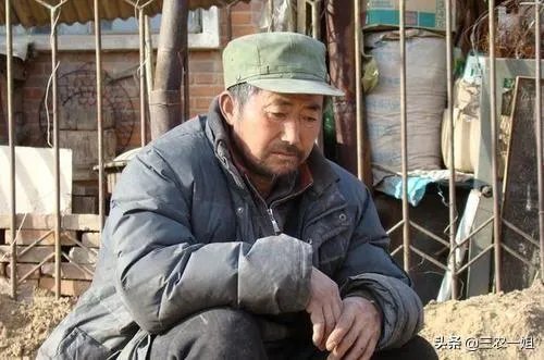 农村老人六十多岁了还在工地上打工正常吗?