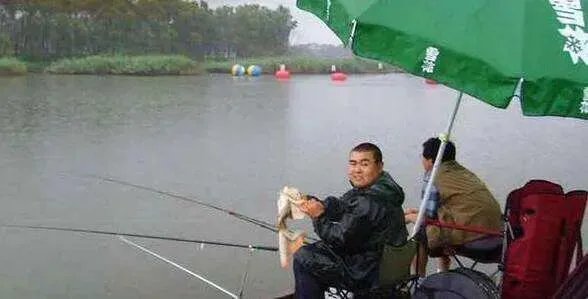 下雨天河边钓鱼,打鱼窝有没有效果,知道的老铁能否分享下经验?