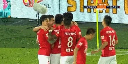 埃神破门国安球迷投掷杂物,黄博文拦下水瓶后十分生气,你如何评价?