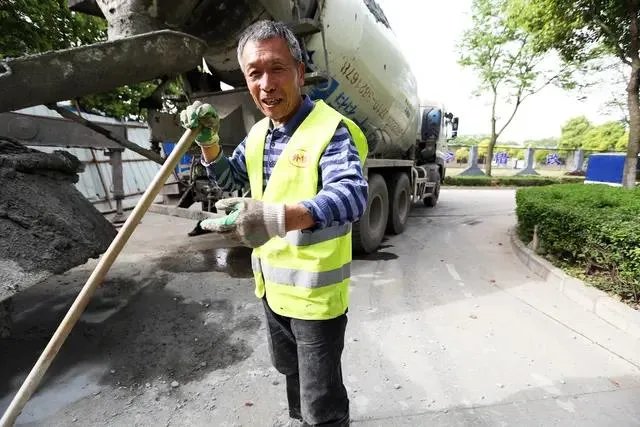 农村老人六十多岁了还在工地上打工正常吗?