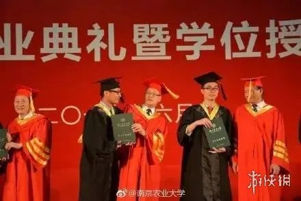 女大学生毕业典礼亲校长 网友:校长惊到穗都飞起!