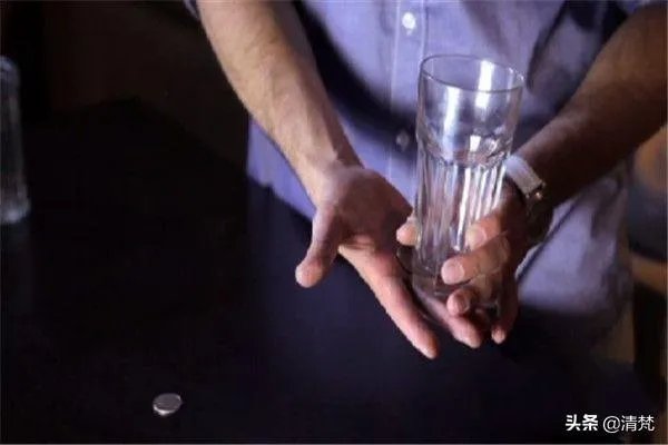 魔术教学超简单的硬币穿玻璃杯?