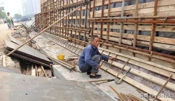 农村老人六十多岁了还在工地上打工正常吗?
