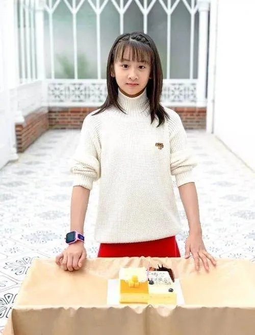 有种“野蛮发育”叫田亮女儿，14岁身高1米7身材超吸睛， 有多漂亮呢？