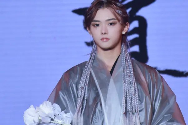 杭州西湖国风节演员掉下舞台后有受伤吗？