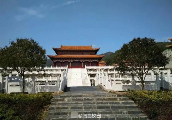 大学校区建得像古代皇宫是怎么回事？