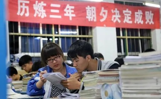 2022年高考首日,考生排队进入考场,考场的规则你了解吗?