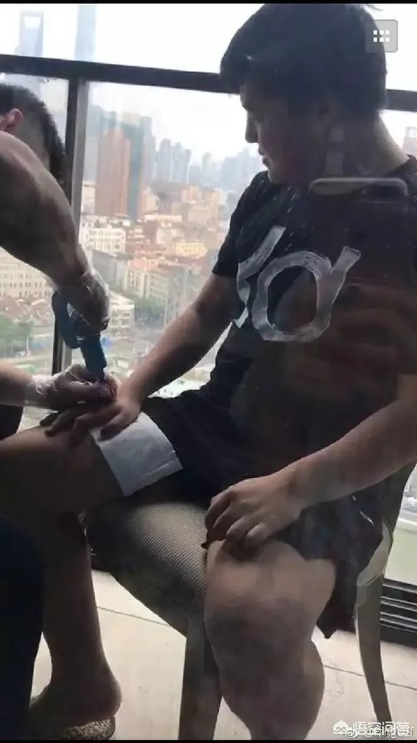 LPL夏季赛Uzi第一视角曝光,有人说:“一直这样操作,怪不得手伤这么严重”,你觉得如何?