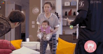 贾静雯女儿1岁玩直播,自带美瞳、长睫毛的她现在比妈妈还漂亮!