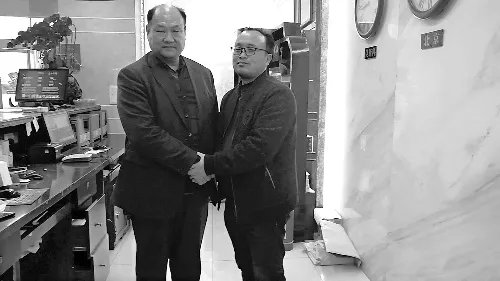 河北司机携妻儿登门感谢河南大叔称是他救了我的命,你怎么看?