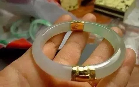 摔断玉镯游客道歉了么?