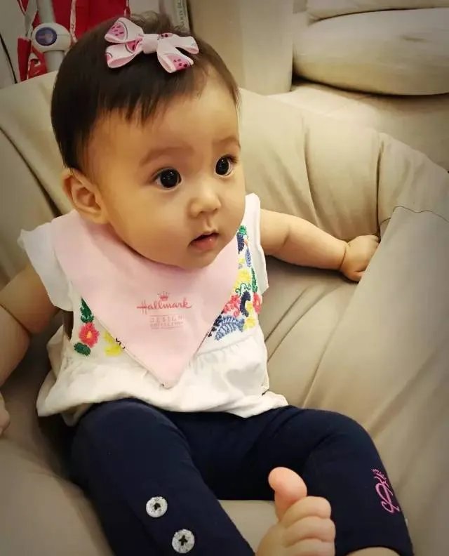 贾静雯女儿1岁玩直播,自带美瞳、长睫毛的她现在比妈妈还漂亮!