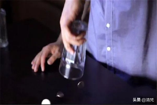 魔术教学超简单的硬币穿玻璃杯?