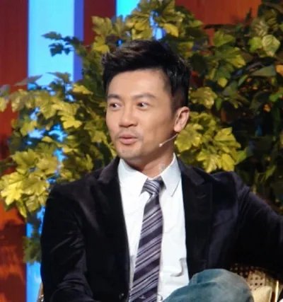 秦岚苏有朋非常静距离出席 秦被曝爱情事业两得意