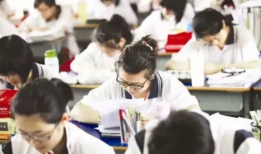 2022年高考首日,考生排队进入考场,考场的规则你了解吗?