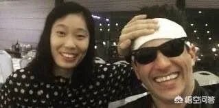 如何评价朱婷与人合影，一手遮住日本国旗？