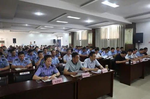 一17岁男孩在放学途中遭城管中队长当街殴打,该事件最终的处理结果如何?