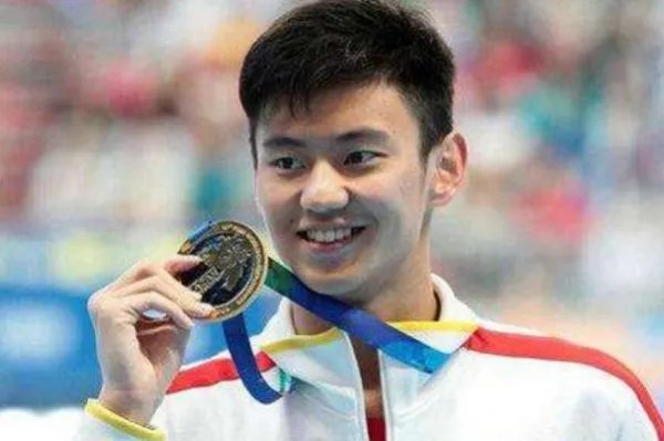 宁泽涛26岁宣布退役,退役1年后去哪了?现如今怎么样了?
