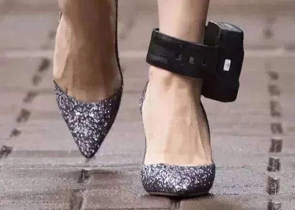 看见孟晚舟女士脚上的电子镣铐,你的心情是怎样的?