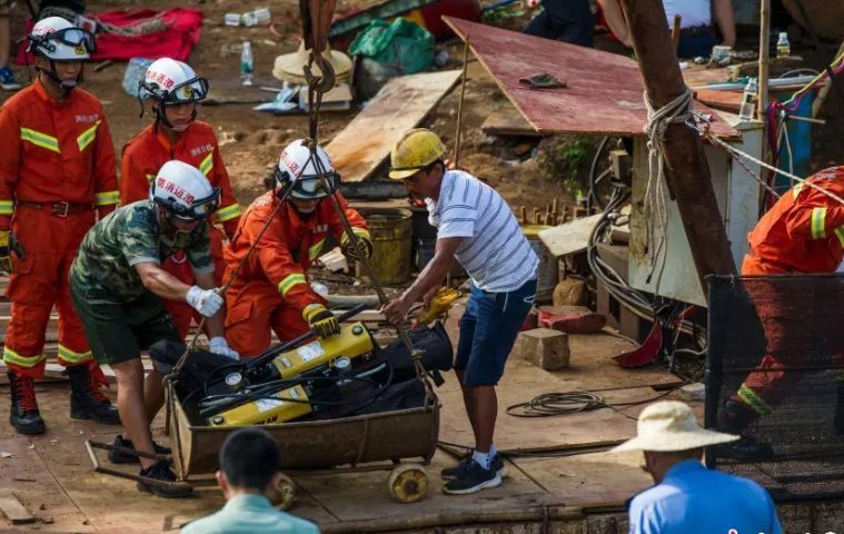 海南一工地发生塌方事故导致两名工人身亡?
