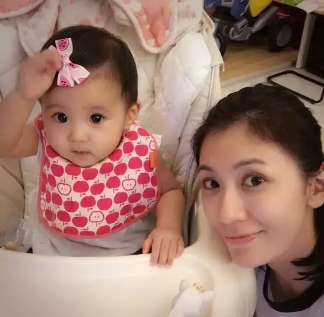 贾静雯女儿1岁玩直播,自带美瞳、长睫毛的她现在比妈妈还漂亮!