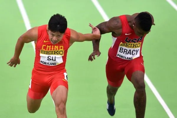苏炳添花16万给老人发红包被吐槽,这算不算是网友的道德绑架?