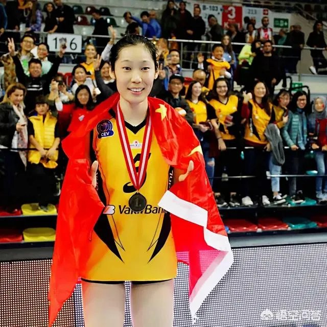 如何评价朱婷与人合影，一手遮住日本国旗？