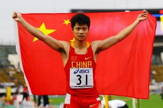苏炳添花16万给老人发红包被吐槽,这算不算是网友的道德绑架?