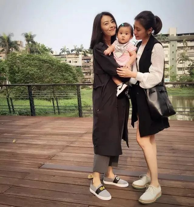 贾静雯女儿1岁玩直播,自带美瞳、长睫毛的她现在比妈妈还漂亮!