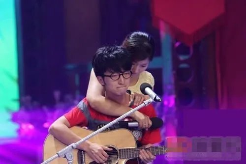 贾盛强天天向上倾情演唱《姐姐》 父子情深感动全场