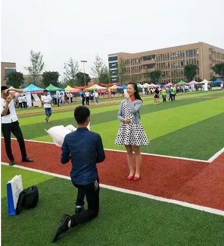 大学生霸气求婚是怎么回事?