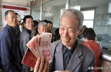 农村老人六十多岁了还在工地上打工正常吗?