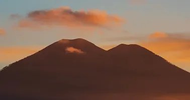 美国夏威夷冒纳罗亚火山开始喷发,火山喷发的原因是什么呢?