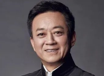 是否还记得央视主持人朱军?当初因“犯错误”离开央视,朱军现状如何?