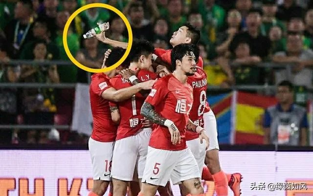 埃神破门国安球迷投掷杂物,黄博文拦下水瓶后十分生气,你如何评价?