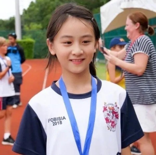 有种“野蛮发育”叫田亮女儿，14岁身高1米7身材超吸睛， 有多漂亮呢？