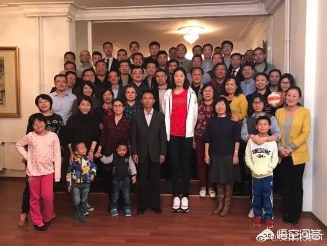 如何评价朱婷与人合影，一手遮住日本国旗？