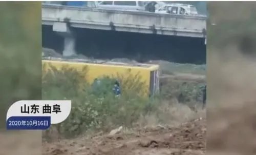 山东曲阜一公交车被追尾侧翻,现场有无造成人员伤亡?