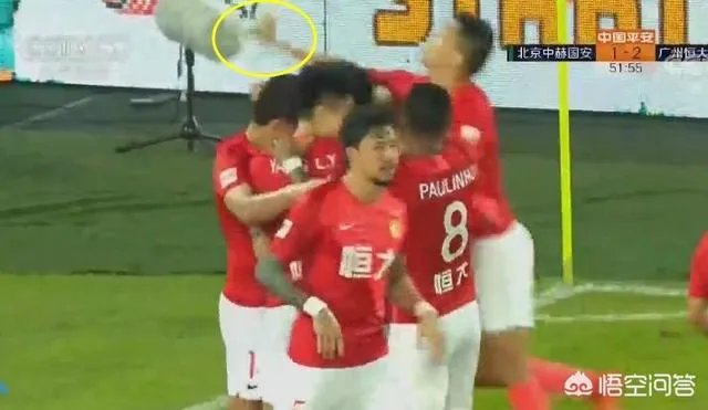 埃神破门国安球迷投掷杂物,黄博文拦下水瓶后十分生气,你如何评价?