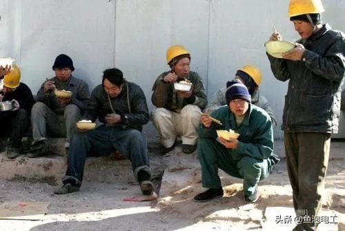 农村老人六十多岁了还在工地上打工正常吗?