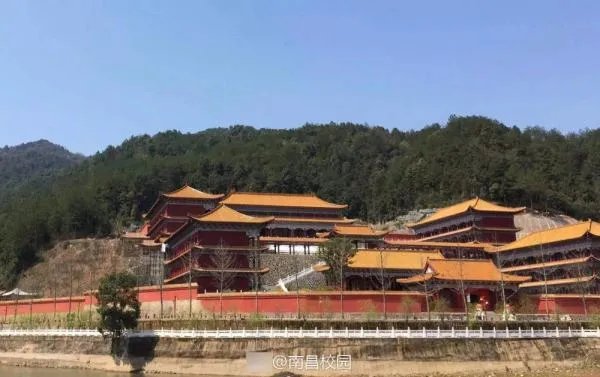 大学校区建得像古代皇宫是怎么回事?