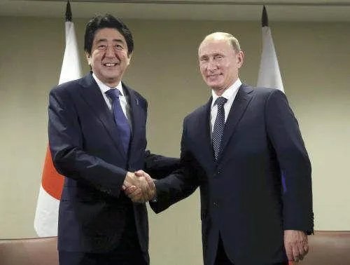 安倍见特朗普小跑