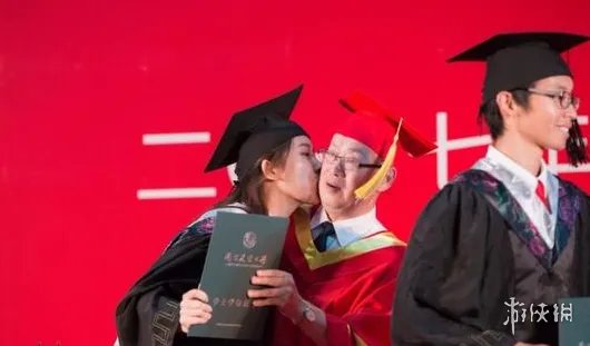 女大学生毕业典礼亲校长 网友:校长惊到穗都飞起!