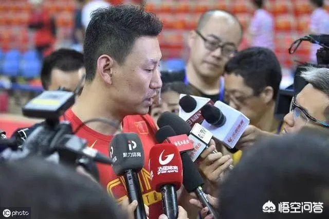 央视公开批评了中国男篮2人（周琦和李楠），并直言：和顶级球队差太多，你怎么看？