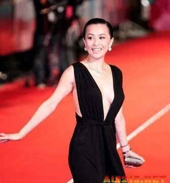 深V装八字奶酥胸隐现!女星真空上阵斗胸出位