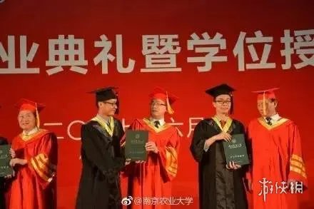 女大学生毕业典礼亲校长 网友:校长惊到穗都飞起!
